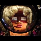 Erst beim Blick durch eine Linse fügen sich die Objetke zu einem Kopf